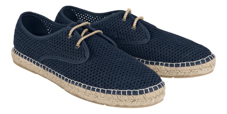 Donkerblauwe mesh-zomerschoen met jute zool, zijaanzicht.