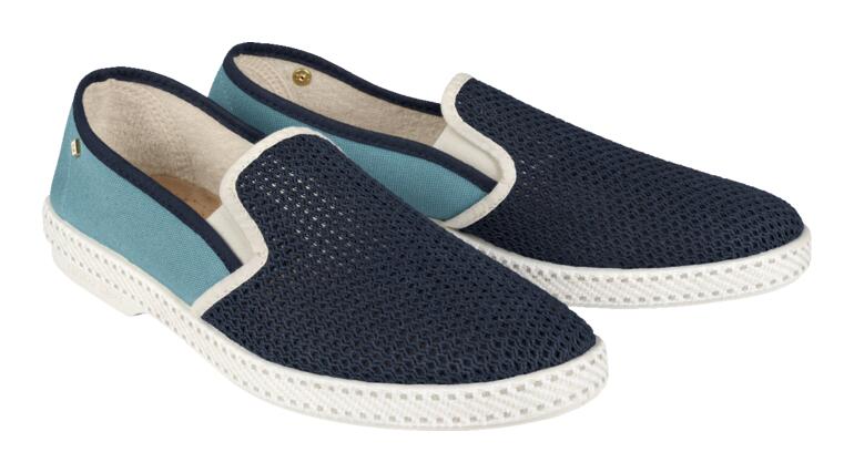 Donkerblauwe Rivieras-zomerslippers met aqua kleurige zijkant, twee paar.