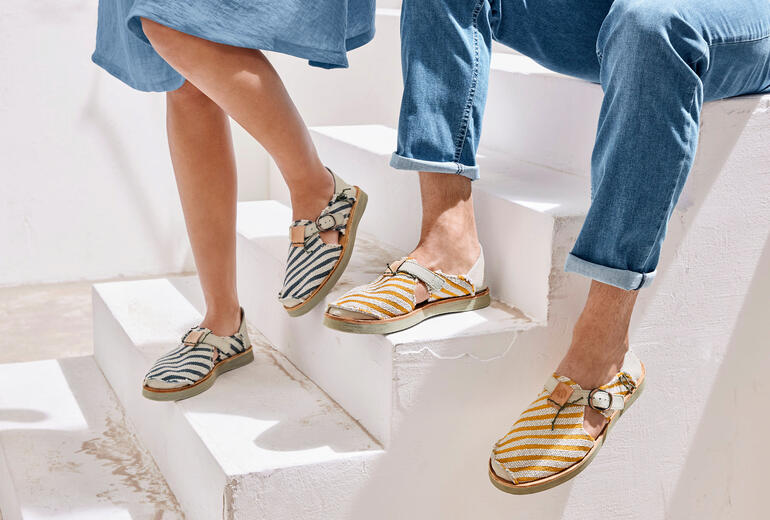 blauw/creme en geel/creme Twee voeten in Satorisan canvas sneaker sandalen op een trap