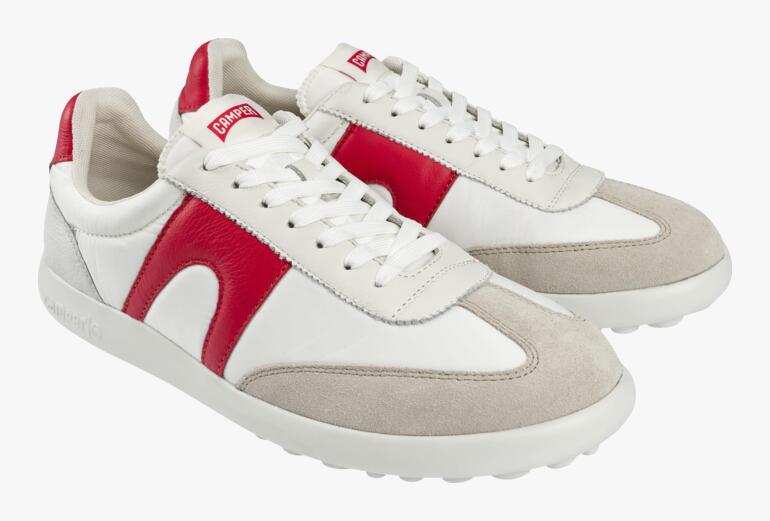 Camper Pelotas-sneaker met een rood en grijs ontwerp.