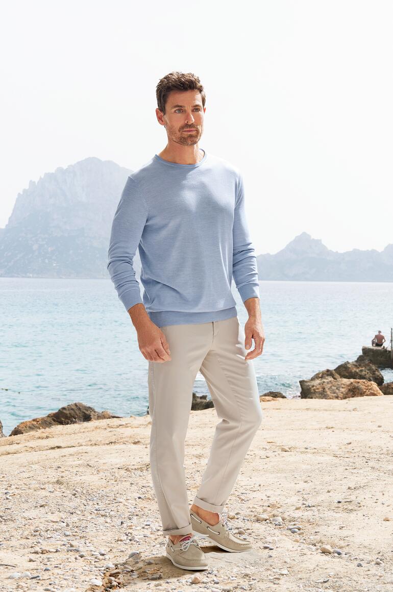 Brax comfort-chino Man in comfortabele chinos en trui voor de kust.