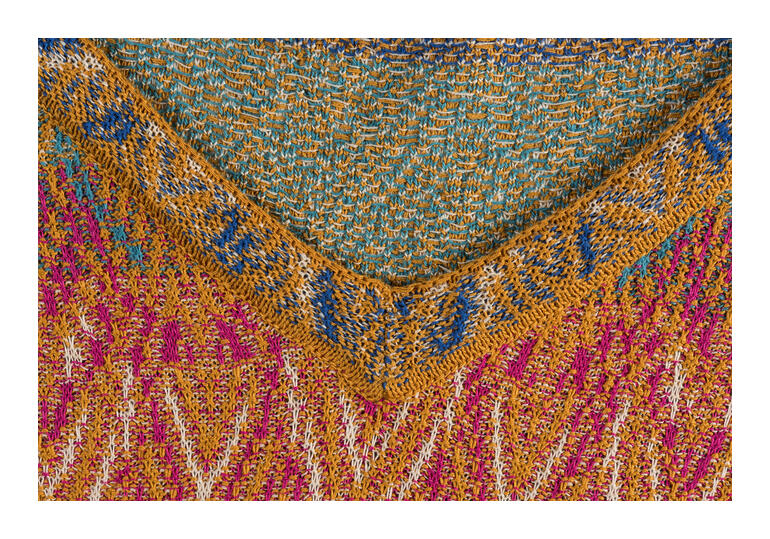 Close-up van de halslijn van een IVKO Jacquard-combinatie in felle kleuren.