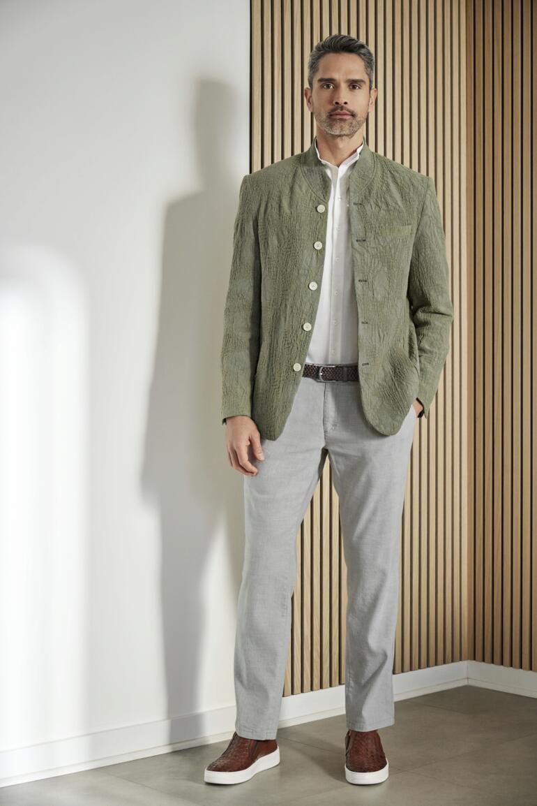Eurex linnen comfortbroek Man in een casual outfit met Casanova kalfsleder gevlochten slippers.