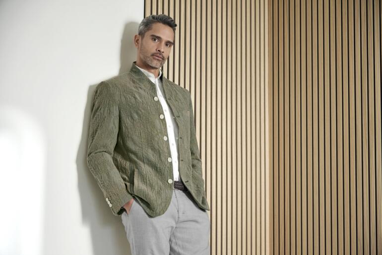 Hartwich jacquardcolbert Man draagt een Hartwich Jacquard-jack in een moderne ruimte.