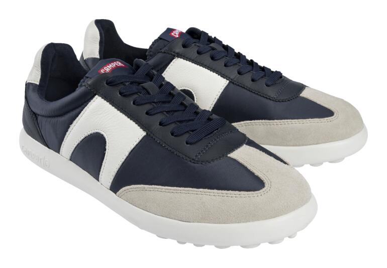 Camper-sneaker in wit en blauw, bovenaanzicht.