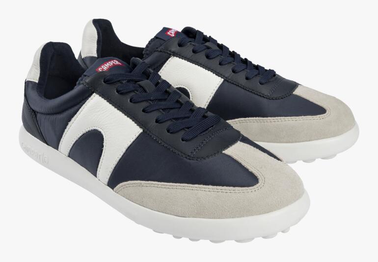 Camper-sneaker in wit en blauw, bovenaanzicht.