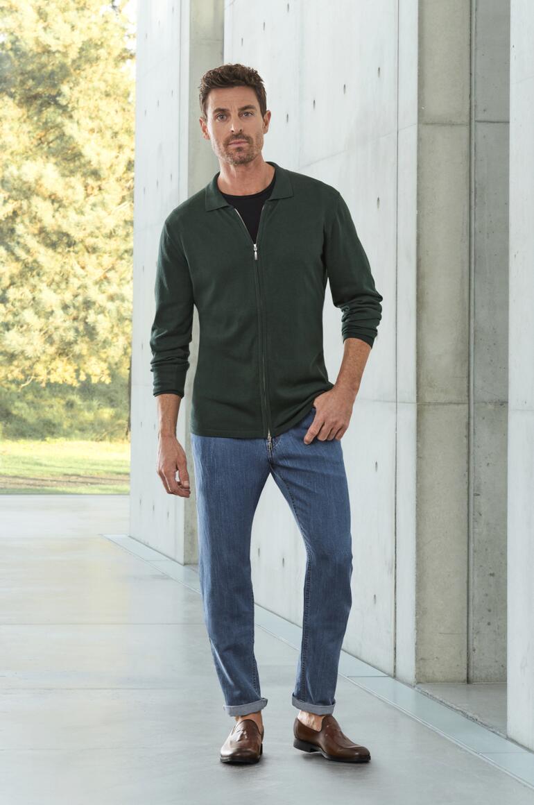 OCONI loafers met kwastjes Man in een groene jas en jeansmodel met bruine tassel-loafers.