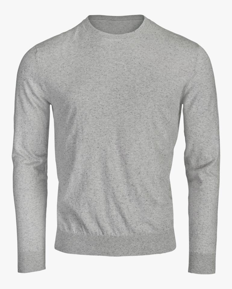 Grijze zomer-tweed pullover op lichte achtergrond.