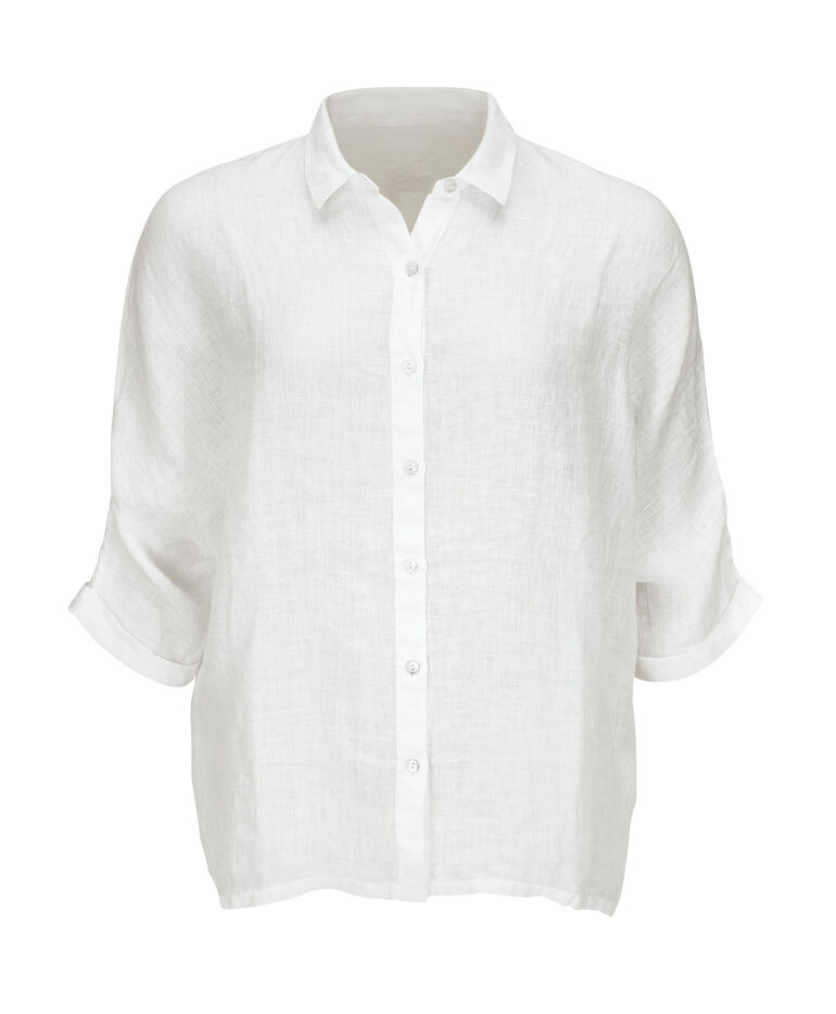 Witte linnen blouse op lichte achtergrond.