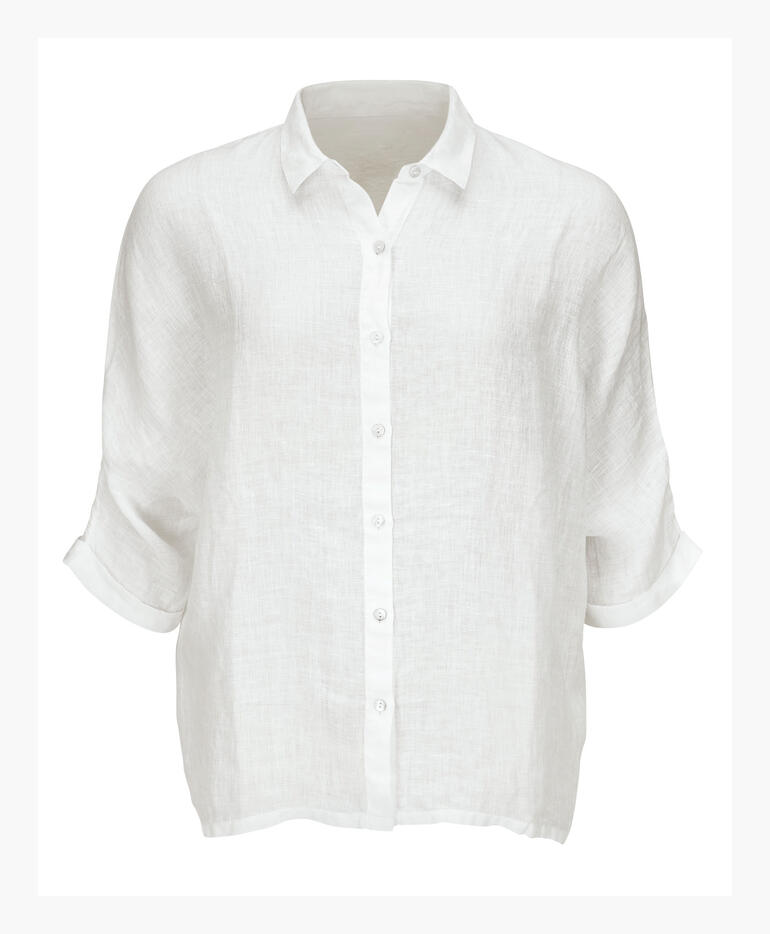 Witte linnen blouse op lichte achtergrond.