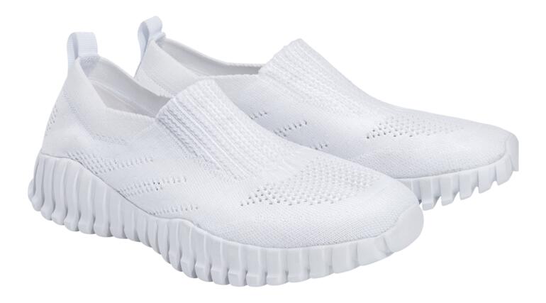 Set van twee witte sneakers met een elastische inzet op de zool.