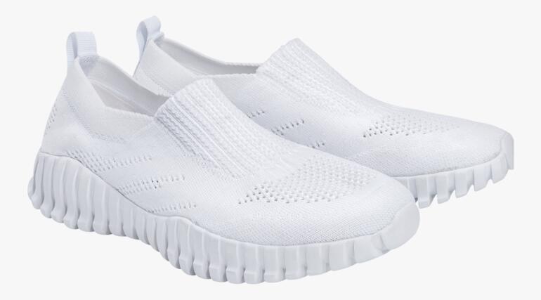 Set van twee witte sneakers met een elastische inzet op de zool.