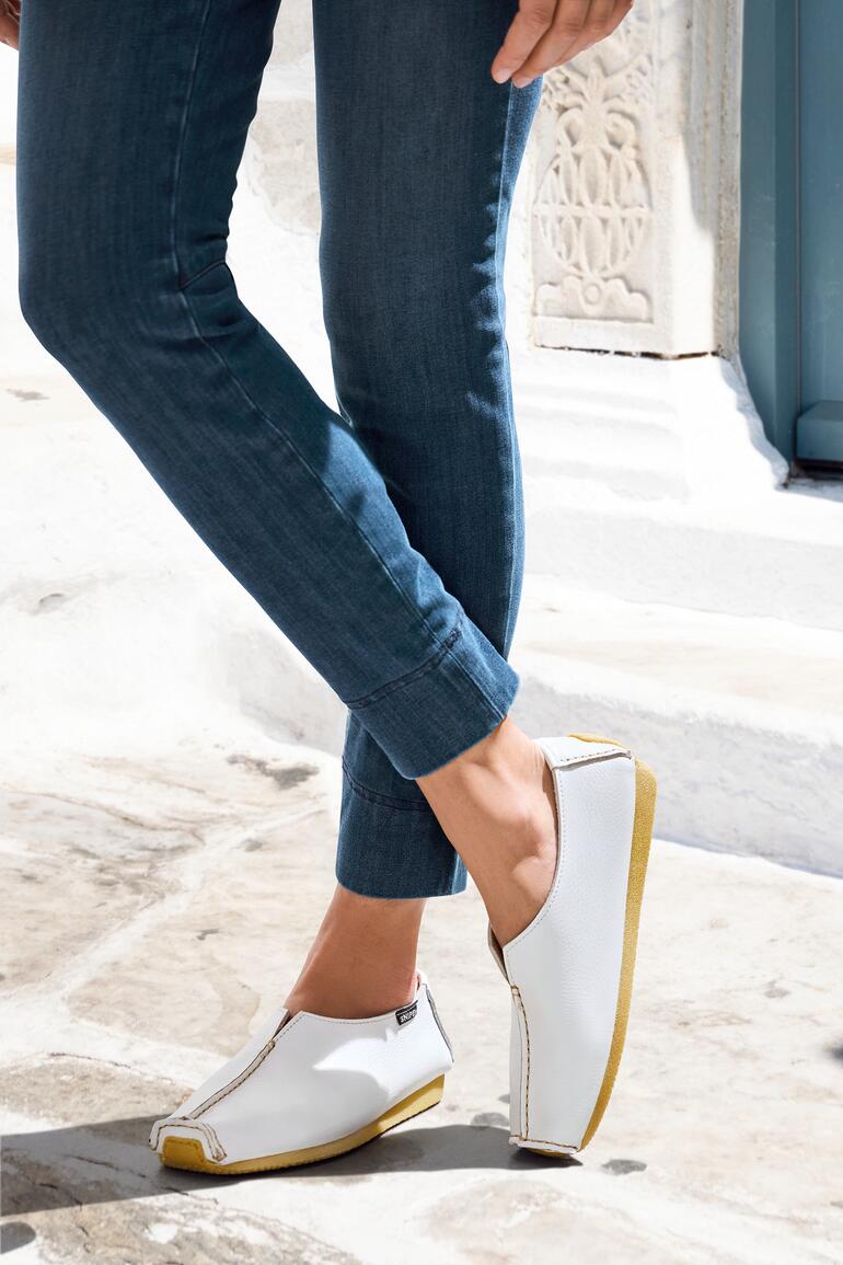 wit Witte Snipe® comfortabele slipper, gedragen met jeans
