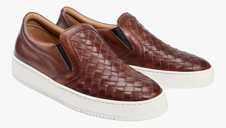 Twee bruine Casanova kalfleren gevlochten slippers van voren.