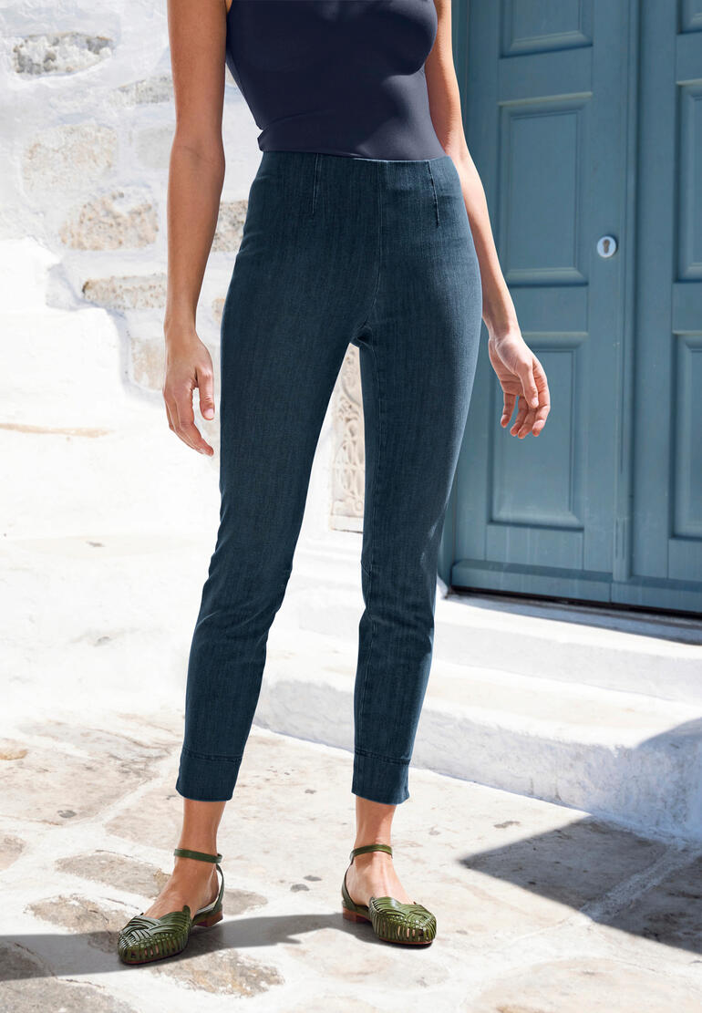 Vrouw draagt Seductive Sabrina slip-jeans buiten.
