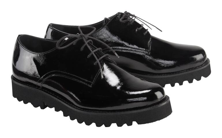 Zwarte derby schoenen van ultralight naplak van Casanova, voorkantzicht.