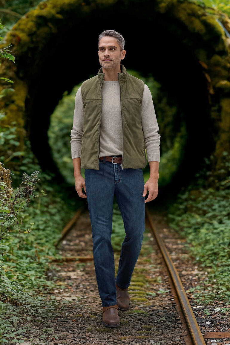 Ludwig Schröder jeansriem Man in een kasjmier-linnen trui in de natuur.