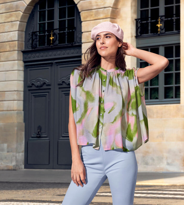 Neu Nomads blouse van modal-crêpe Damesblouse in pastelkleuren met bloemmotief op een heldere achtergrond.