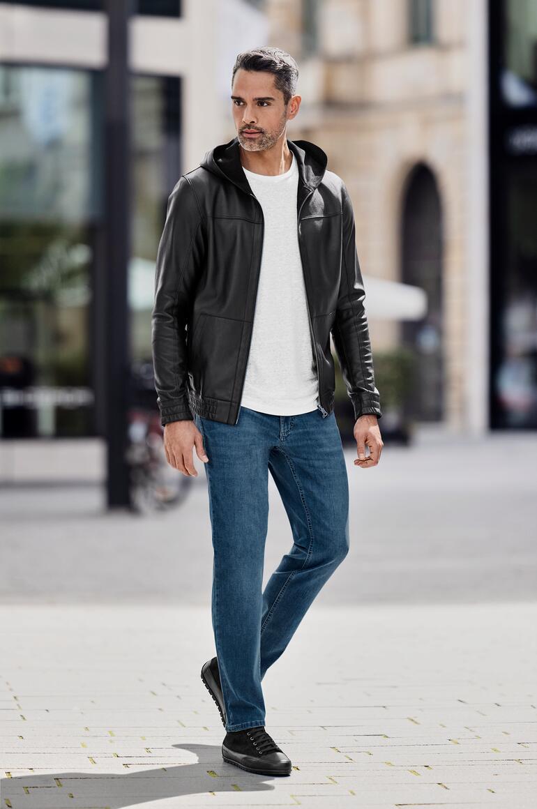 zwart OCONI omkeerbare leren hoodie in zwart met rits en kangoeroezak.