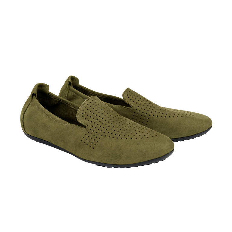arche zomerloafers in olijf groen, paarzicht met geperforeerd ontwerp