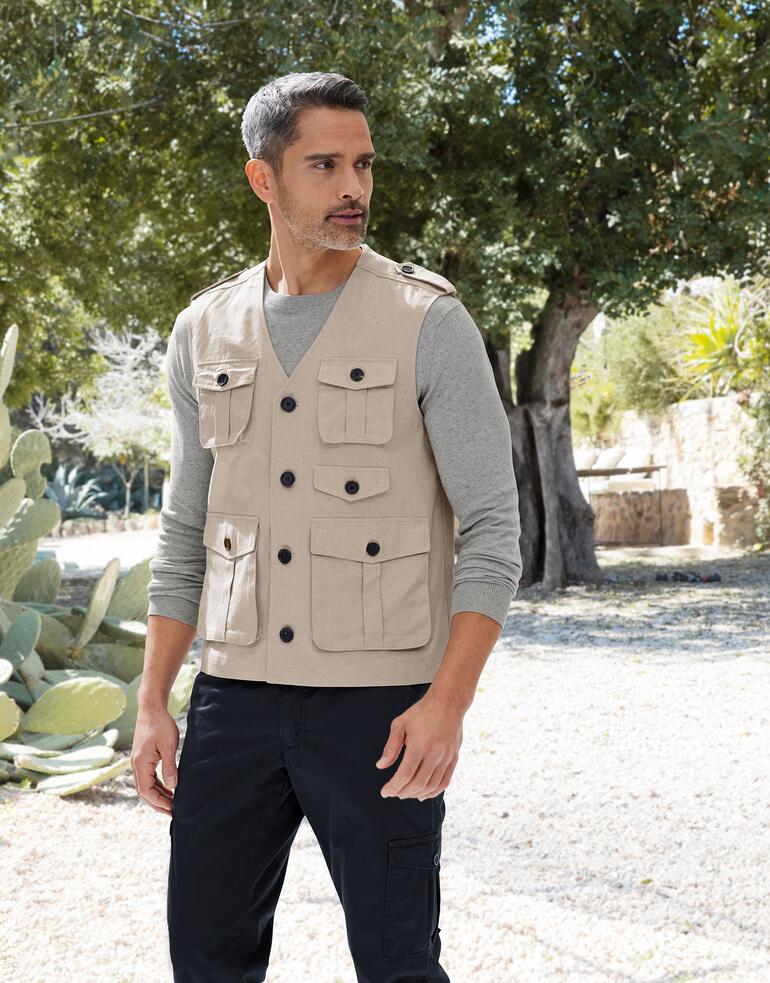 Linnen safarivest Man in lichtgekleurde linnen safari vest met veel zakken