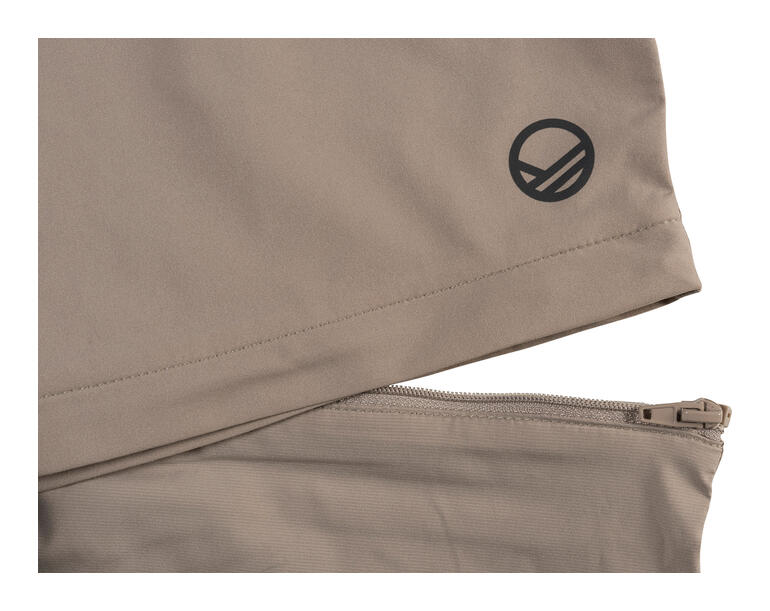 Detailopname van de onderrand van een beige Zip-Off softshellbroek.