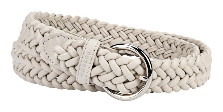 Elastische leren gevlochten riem in offwhite, liggend op een tafel.