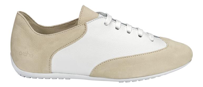 Beige en witte comfortabele sneakers met eenvoudige details, zijaanzicht.