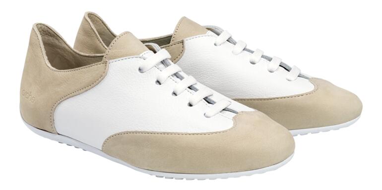 arche comfort-sneakers - Zo zacht, flexibel en onvergelijkbaar licht kunnen luxueuze leren sneakers zijn. Beige en witte comfortabele sneakers op een neutrale achtergrond, van voren bekeken.