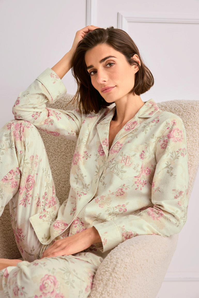Ralph Lauren bloemenpyjama Vrouw in bloemen Ralph Lauren pyjama, zittend en nadenkend.