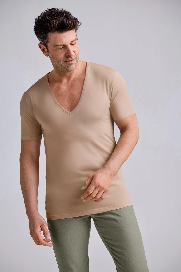 beige Man in beige onderhemd met V-hals.