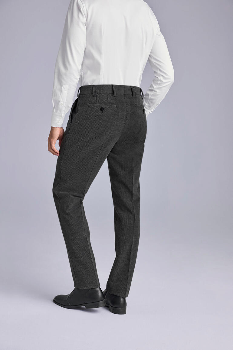 Eurex by Brax wollen corduroy broek Man van achteren in de Eurex by Brax wollcord broek, grijs.