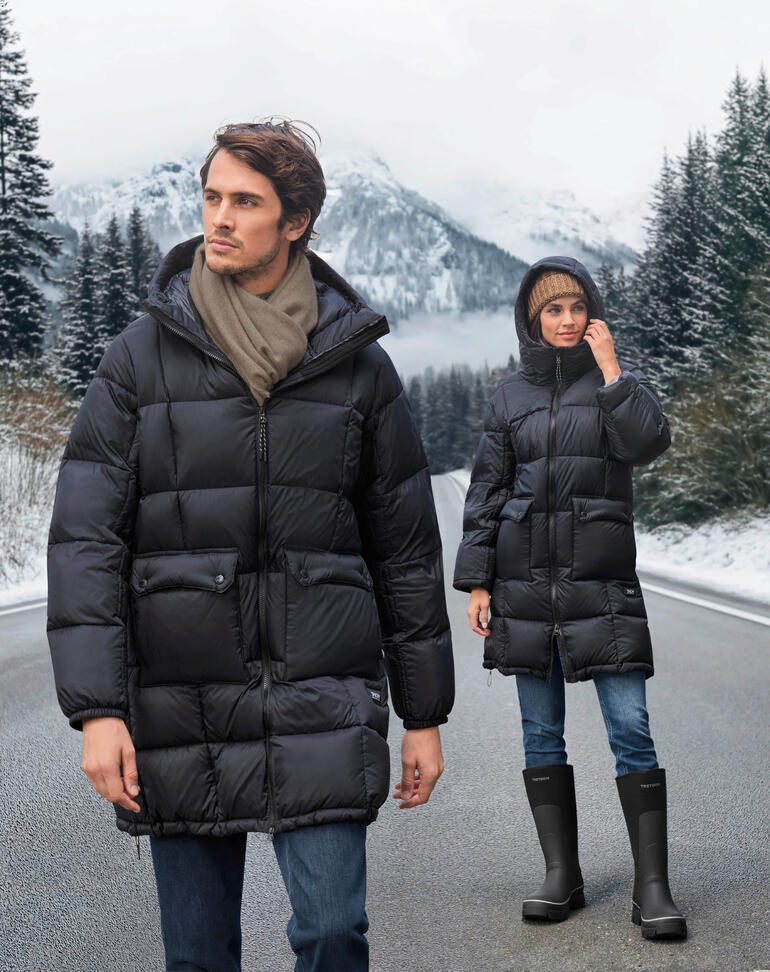 Taion donzen parka Taion donsparka met twee personen in een winterlandschap met sneeuw.