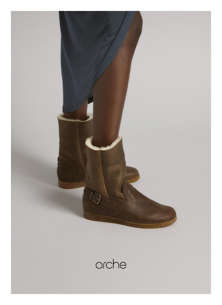arche zachte bikerboots Model draagt bruine soft bikerboots, kijkje van achter.