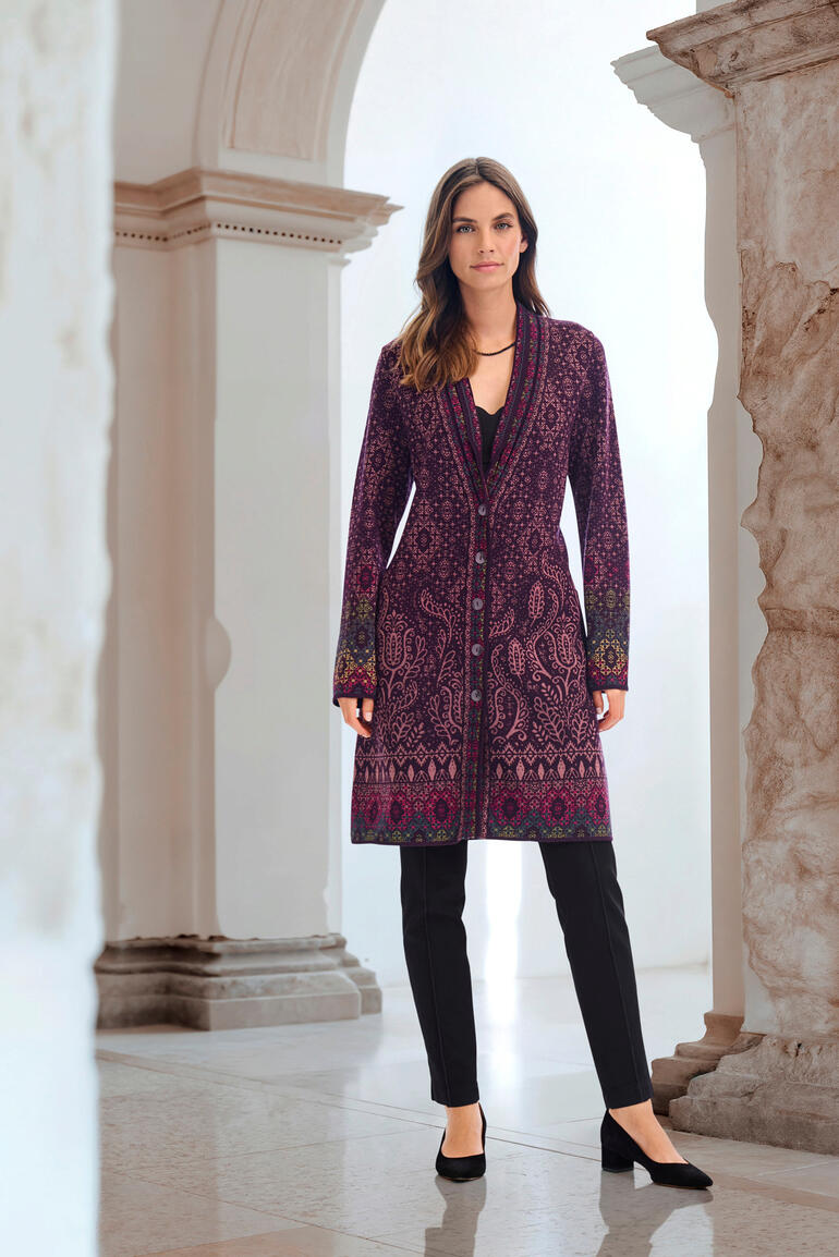 IVKO lange cardigan met jacquardmotief IVKO Jacquard lange cardigan met kleurrijk patroon, gedragen door een vrouw.