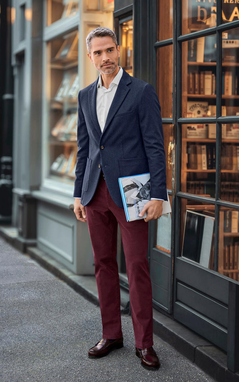 Colbert van kasjmier/flanel Man in kasjmier-flanellen blazer met een map in de hand.