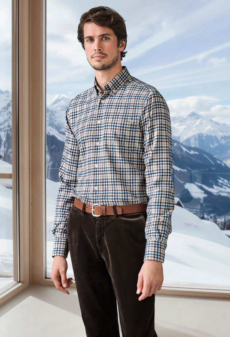 Ingram wol-flanel-overhemd Man in geruit wollen flanellen overhemd voor een berglandschap.