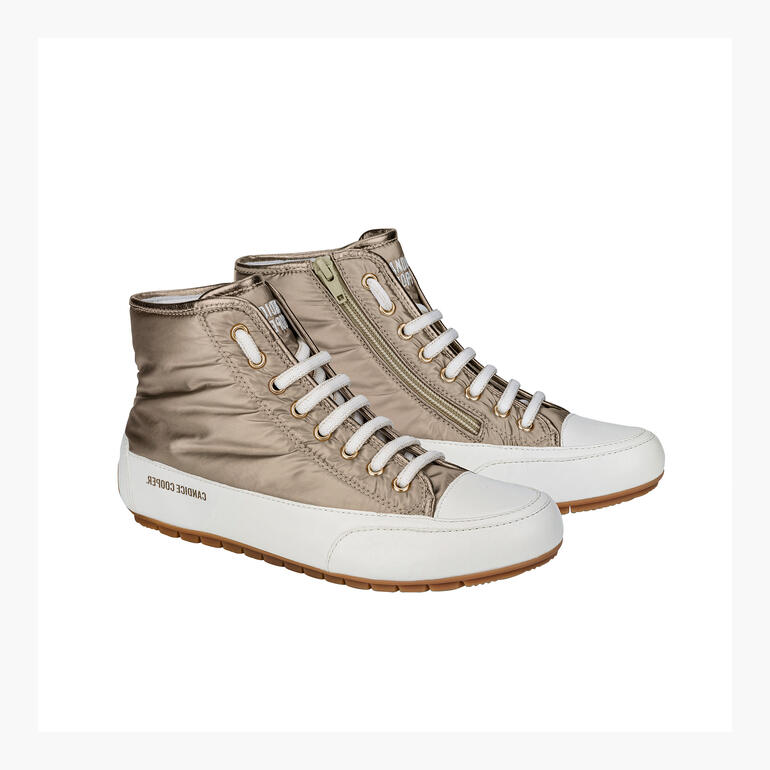 Stuk Candice Cooper Glam-sneakers in glanzend goud, op een neutrale achtergrond.
