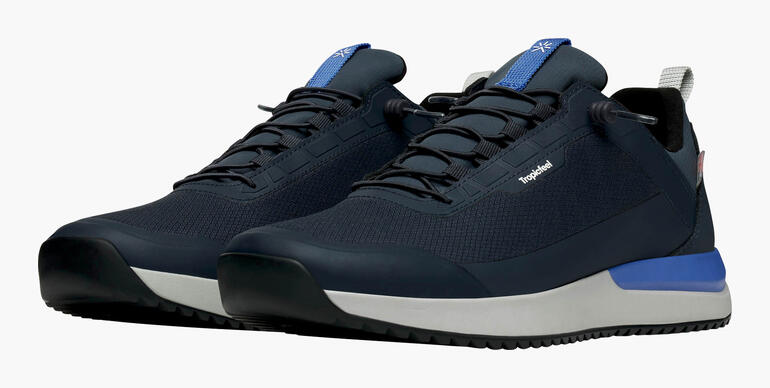 Tropicfeel sneaker in donkerblauw met zwarte en grijze accenten.