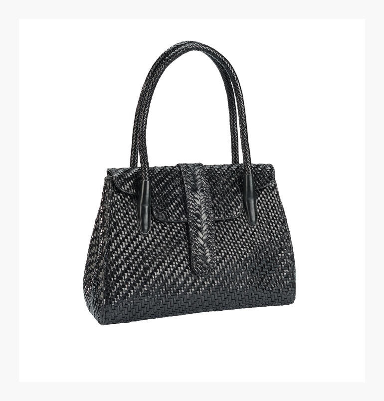 Allan K gevlochten leren tote bag in zwart, staand.