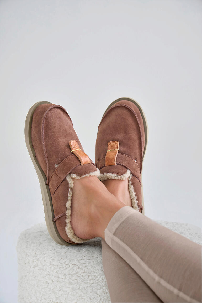 dames, roze Bruine Satorisan Soft-Clogs worden gedragen, tonen de gevoerde binnenruimte.