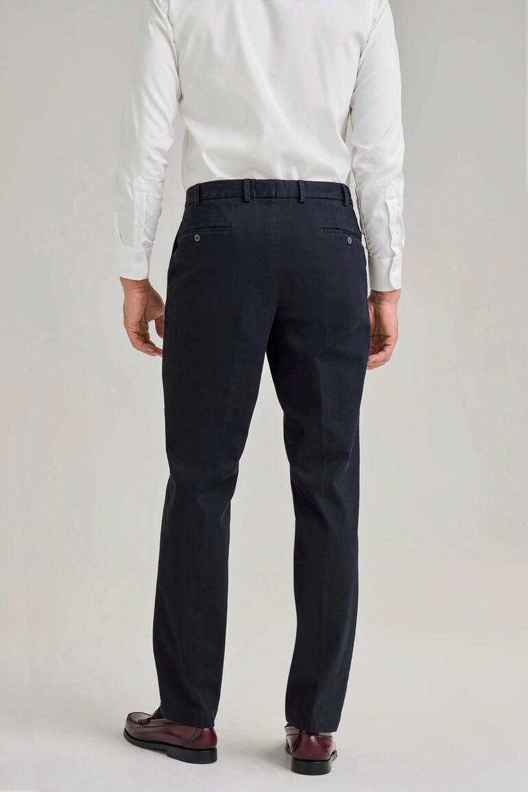 navy Achteraanzicht van een zwarte Hiltl Allwetter-Thermo-Chino broek