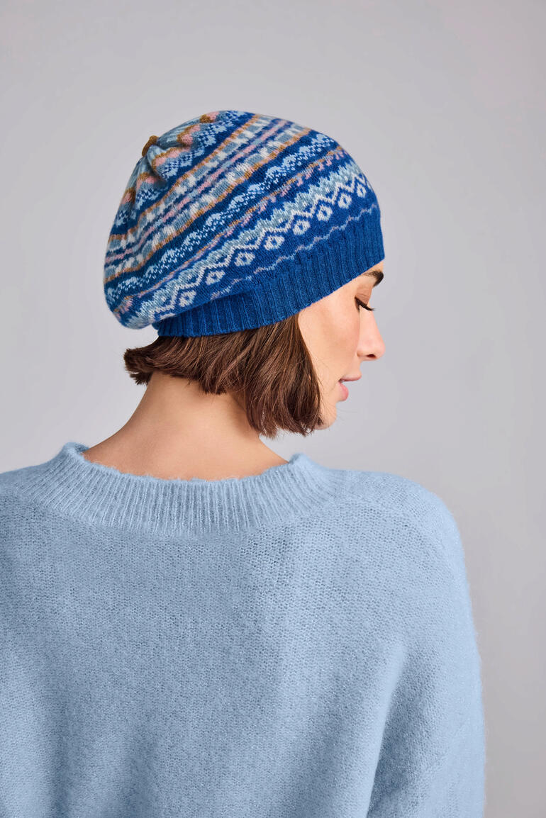lichtblauw Vrouw met Fair-Isle Schotse muts, in blauwe en bruine tinten.