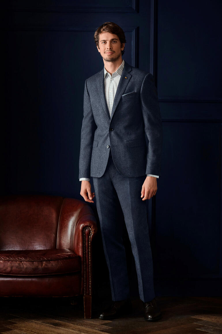 blazer en broek Man in een pak met een Vichykaro zijden shirt