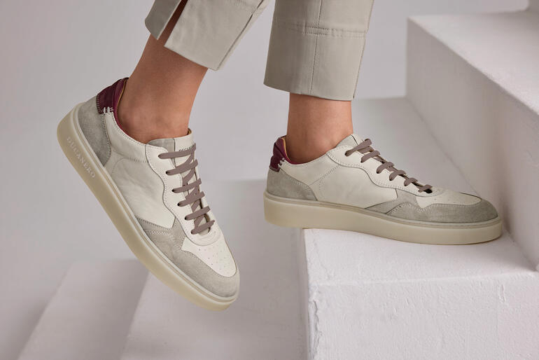 Beige Ducanero® Basic-Edel sneaker, gedragen door een vrouw met grijze broeken.