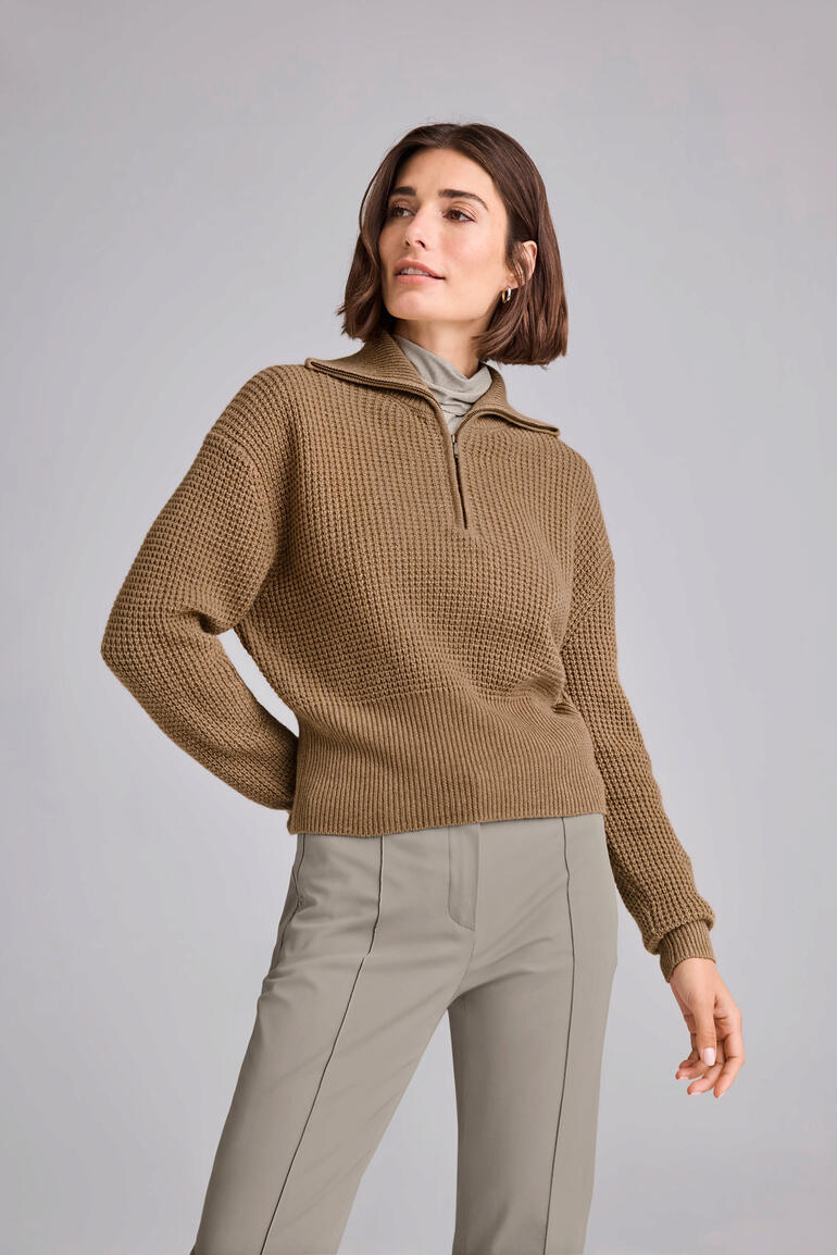 Vrouw in bruine kasjmier-linnen troyer met rits en casual look.