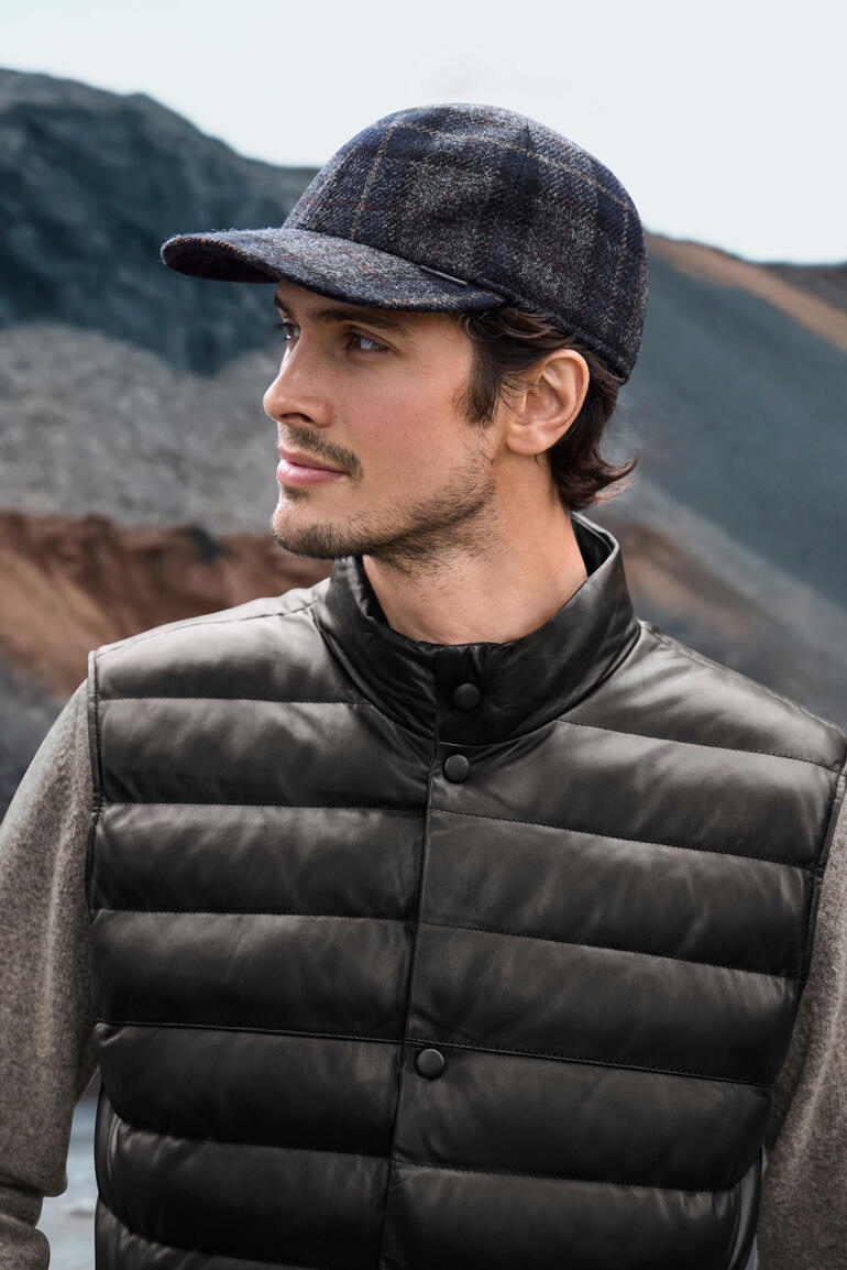 Gore-Tex®-wollen pet Man draagt een Gore-Tex wollen pet met een rand en oorkleppen