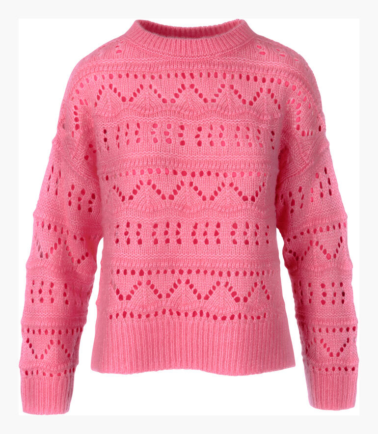 Gehaakte ajourtrui in roze, met een los vallend patroon.