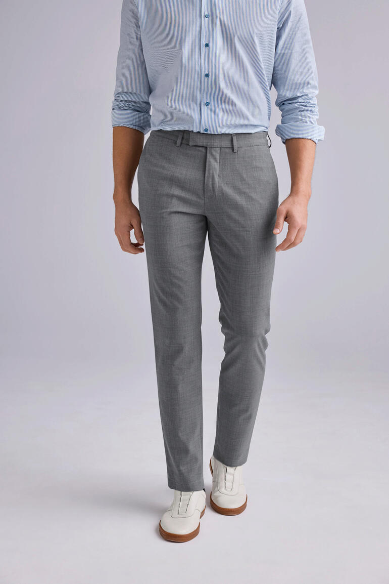 grijs Tropical-Wool broek in grijs, frontaal gedragen door een man.