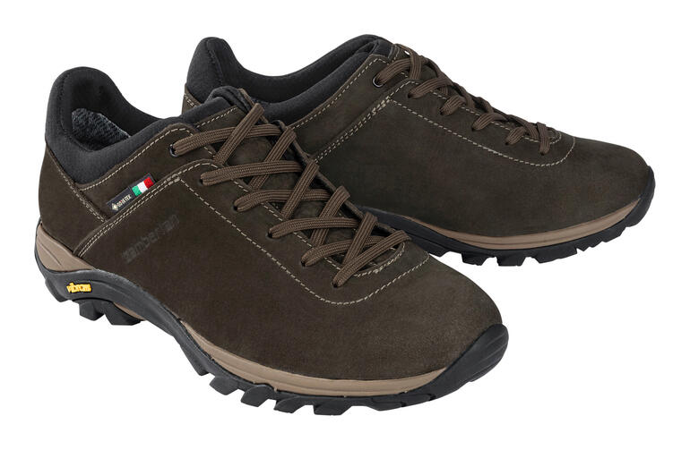 Twee bruine Zamberlan sneakers Commute GTX naast elkaar op een witte achtergrond.